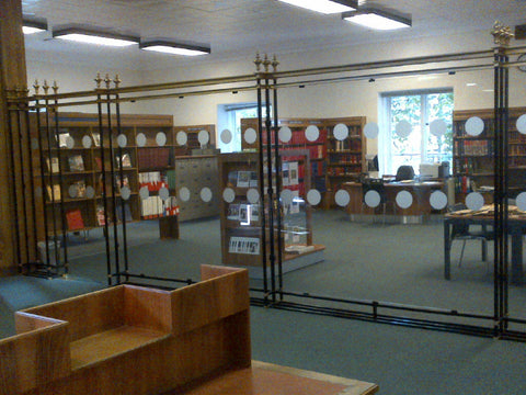 Szklany ekran i drzwi biblioteki Kensington