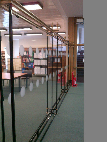 Szklany ekran i drzwi biblioteki Kensington