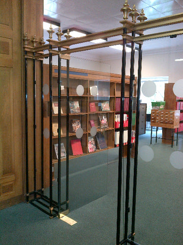 Szklany ekran i drzwi biblioteki Kensington