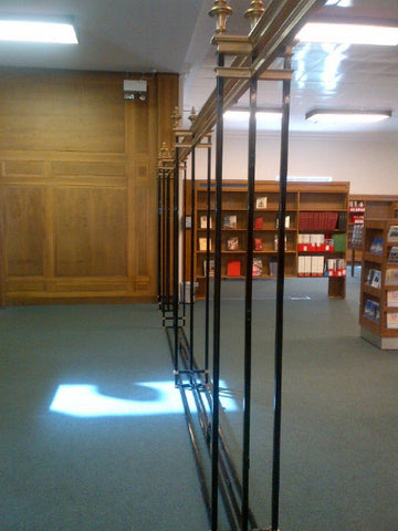 Szklany ekran i drzwi biblioteki Kensington