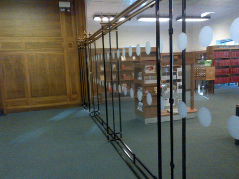 Szklany ekran i drzwi biblioteki Kensington