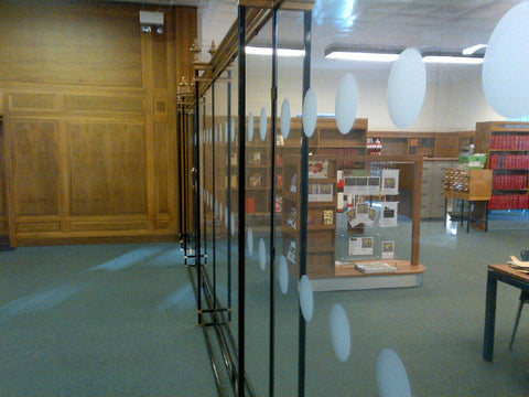 Szklany ekran i drzwi biblioteki Kensington