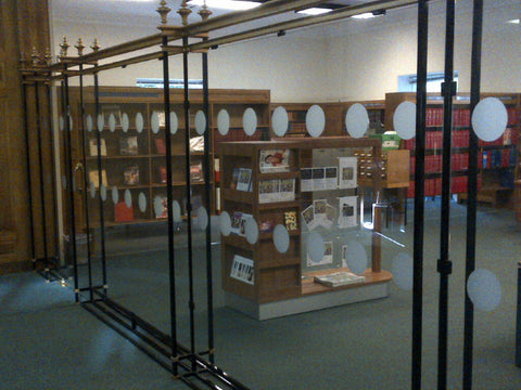 Szklany ekran i drzwi biblioteki Kensington