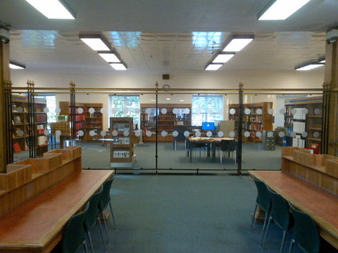 Szklany ekran i drzwi biblioteki Kensington